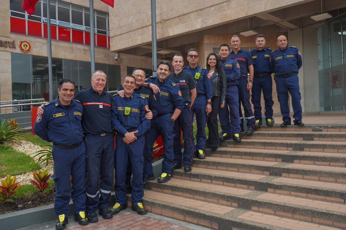 PaulaXHenaoE's tweet photo. Como parte de la articulación internacional entre @Bogota, @BomberosBogota y @ENSOSP de Francia, fortalecemos las capacidades de un grupo de oficiales y suboficiales en Gestión Operacional, Mando y Estrategia. 

Con ejercicios prácticos y metodologías internacionales, mejoramos la toma de decisiones y la coordinación en emergencias para proteger a Bogotá y su entorno.
