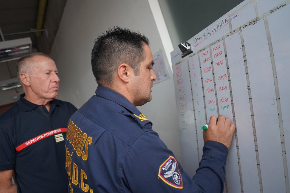 PaulaXHenaoE's tweet photo. Como parte de la articulación internacional entre @Bogota, @BomberosBogota y @ENSOSP de Francia, fortalecemos las capacidades de un grupo de oficiales y suboficiales en Gestión Operacional, Mando y Estrategia. 

Con ejercicios prácticos y metodologías internacionales, mejoramos la toma de decisiones y la coordinación en emergencias para proteger a Bogotá y su entorno.
