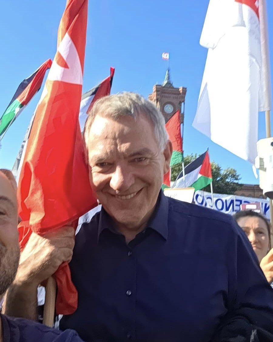 th_so2's tweet photo. Nur weitere Zufälle? Ibrahim Ibrahim neben der Bezirksvorsitzenden der @LinkeNeukoelln, Jorinde Schulz, auf der „Zusammen für Gaza“-Demo im September 2025. Unter den Fotos auf Ibrahims FB-Account finden sich auch zwei Fotos von Linken-Bundestagsabgeordneten von der Demo. https://t.co/PlffdgPVDz