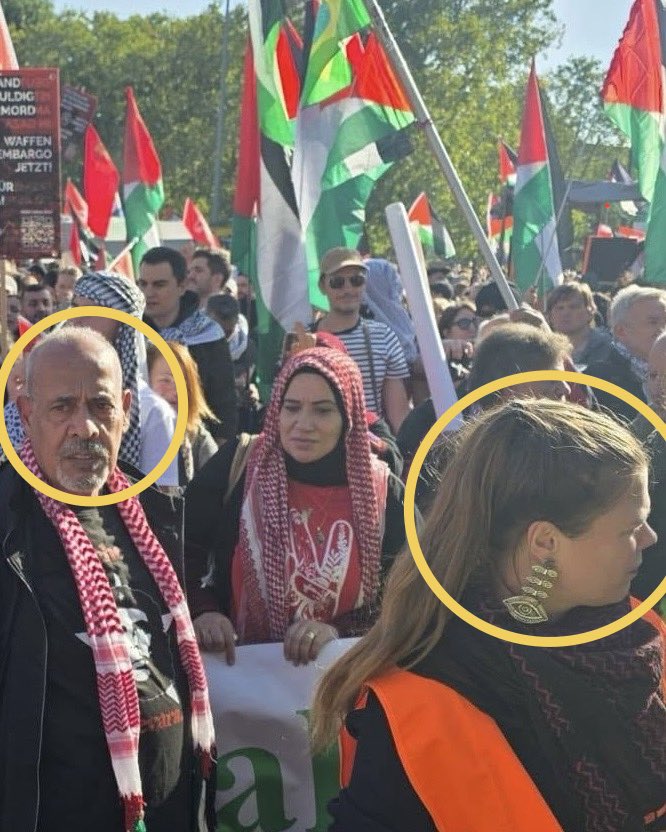 th_so2's tweet photo. Nur weitere Zufälle? Ibrahim Ibrahim neben der Bezirksvorsitzenden der @LinkeNeukoelln, Jorinde Schulz, auf der „Zusammen für Gaza“-Demo im September 2025. Unter den Fotos auf Ibrahims FB-Account finden sich auch zwei Fotos von Linken-Bundestagsabgeordneten von der Demo. https://t.co/PlffdgPVDz