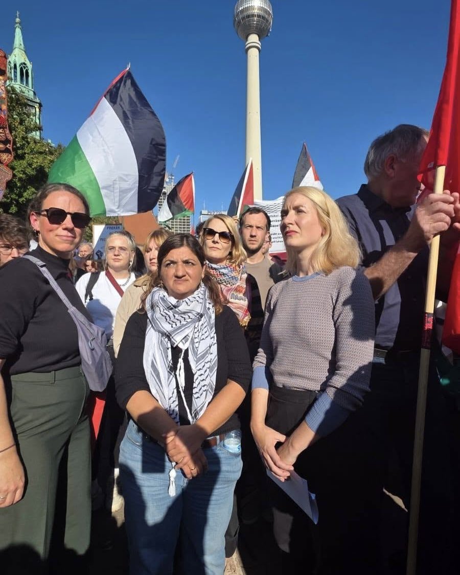 th_so2's tweet photo. Nur weitere Zufälle? Ibrahim Ibrahim neben der Bezirksvorsitzenden der @LinkeNeukoelln, Jorinde Schulz, auf der „Zusammen für Gaza“-Demo im September 2025. Unter den Fotos auf Ibrahims FB-Account finden sich auch zwei Fotos von Linken-Bundestagsabgeordneten von der Demo. https://t.co/PlffdgPVDz