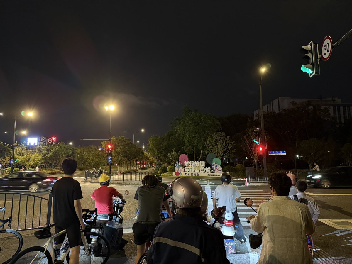 mdfujita's tweet photo. 上海で気づくこと。
臨港のように若い世代が多い街ほど、意外と信号無視する人が少ない😅

若者はちゃんと赤信号で待っているのに、なぜか歳を重ねるほど数十秒が待てなくなり、赤信号でも先へ先へと急いでしまう。

若者には時間がある。
歳をとるほど、なぜか急ぐ。

赤信号が待てなくなったら、それは老化のサインなのかもしれない😂