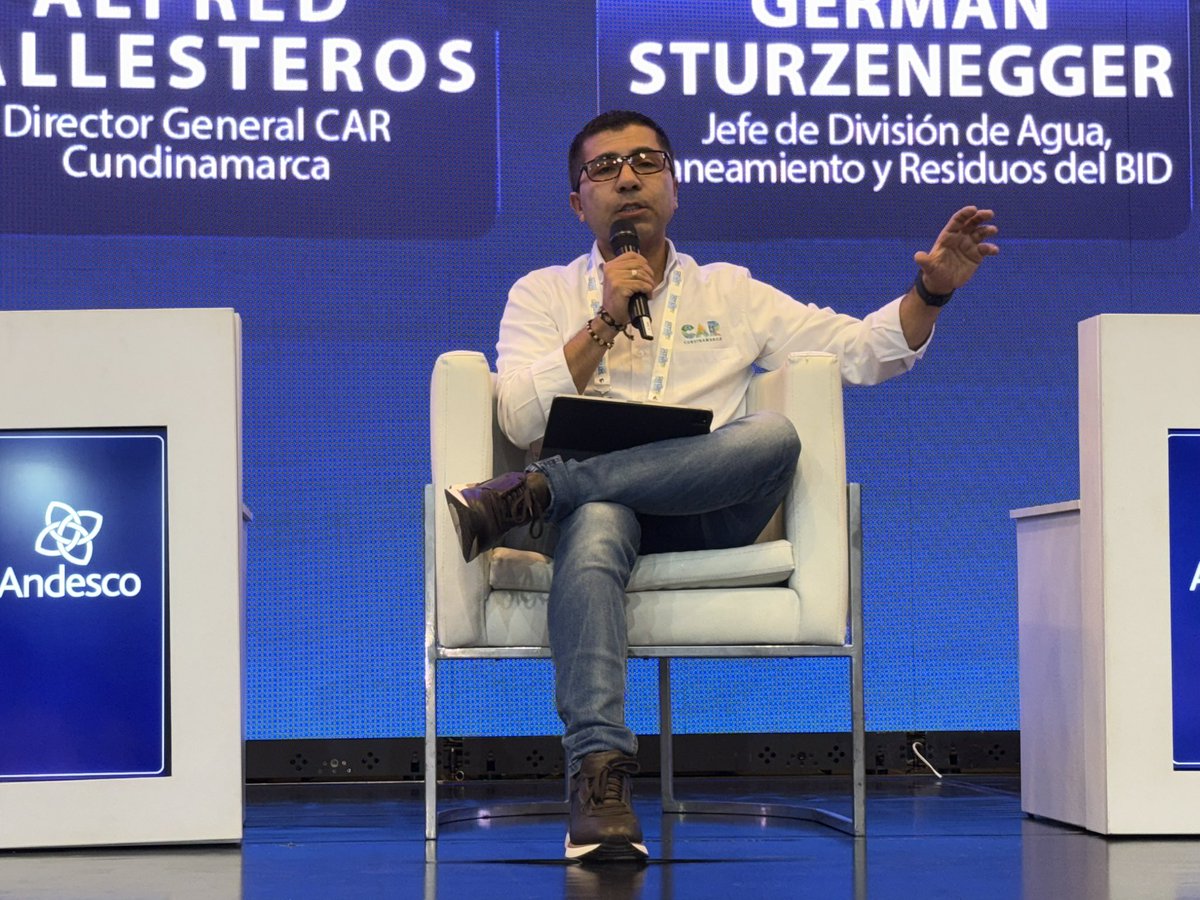 Alfred_Balle's tweet photo. En el Panel Internacional de Agua de @Andesco1 , en el que hablamos de financiamiento y gobernanza para la seguridad hídrica, insistí en algo: el agua no empieza en el acueducto, empieza en la montaña, en el páramo.
Podemos invertir billones de pesos en tuberías y tanques, pero si destruimos las cuencas que producen el agua, no habrá infraestructura que nos salve.
Menos gestión reactiva y más inversión estratégica en la fuente.