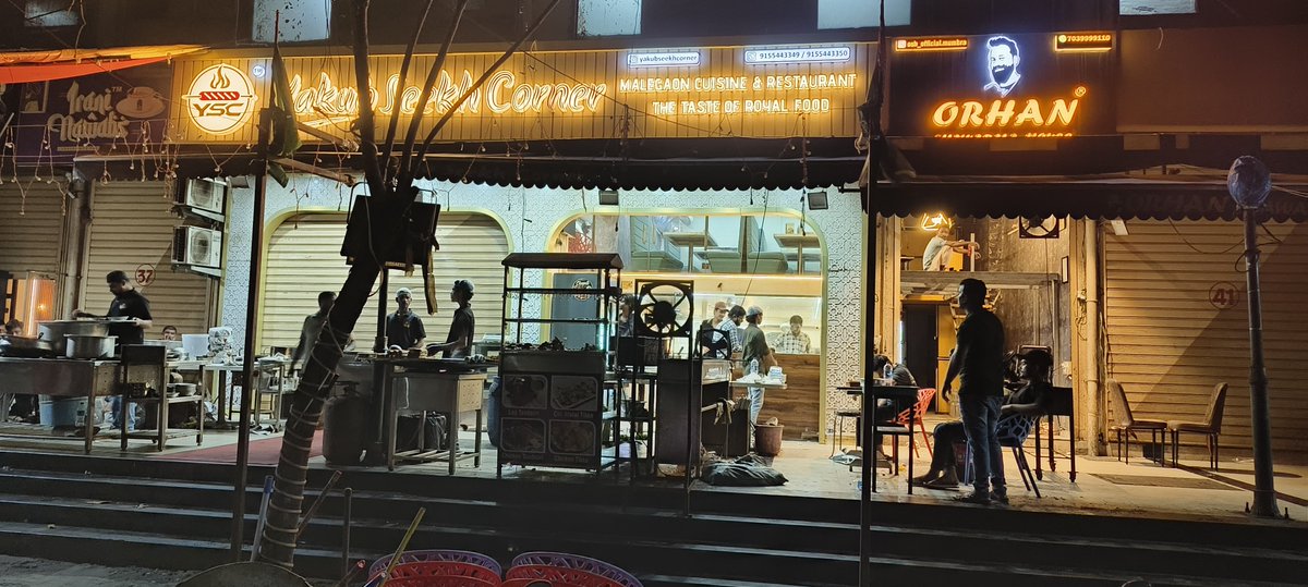 BILAL92BJP's tweet photo. @ThaneCityPolice @TMCaTweetAway @CMOMaharashtra @ThaneLive @Thane_Collector Also, a large counter/structure has been placed outside the restaurant, allegedly occupying the public walking space. Vehicles are also being parked on the road, causing obstruction and traffic congestion. https://t.co/bJWkD2xxgE