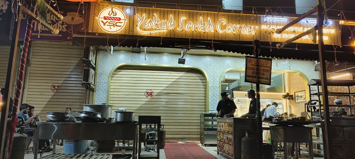 BILAL92BJP's tweet photo. @ThaneCityPolice @TMCaTweetAway @CMOMaharashtra @ThaneLive @Thane_Collector Also, a large counter/structure has been placed outside the restaurant, allegedly occupying the public walking space. Vehicles are also being parked on the road, causing obstruction and traffic congestion. https://t.co/bJWkD2xxgE