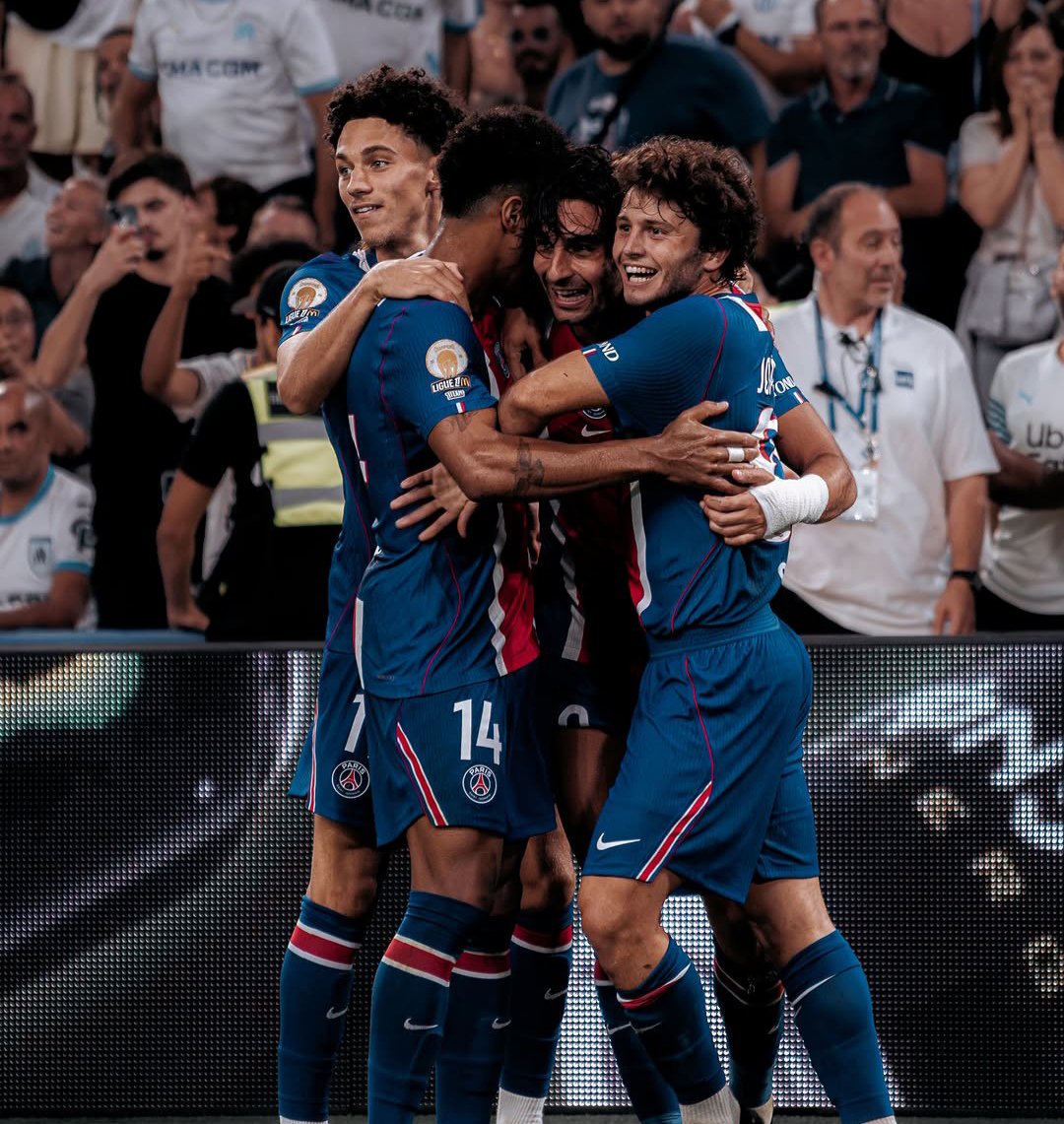 pamfer98's tweet photo. Doué's putting his face in Ferran's shoulder..João, Akliouche hugging him from all sides..

I miss my family ♥️💙 https://t.co/gzs9A8HngY