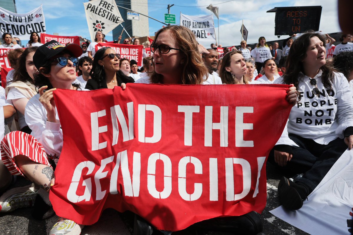 boygeniussource's tweet photo. Lucy Dacus and Julien Baker alongside Sarah Sherman and Hannah Einbinder at the protest against Netanyahu at the United Nations this morning 

📸: Spencer Platt/Getty Images https://t.co/2eg32IAEdg
