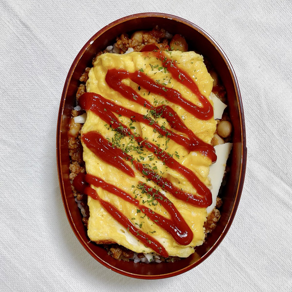 alc88pct's tweet photo. チリコンカンのオムライス(とろけるチーズ入り)
 #お弁当 #お弁当記録 #お弁当作り https://t.co/8gQ92d5bTQ