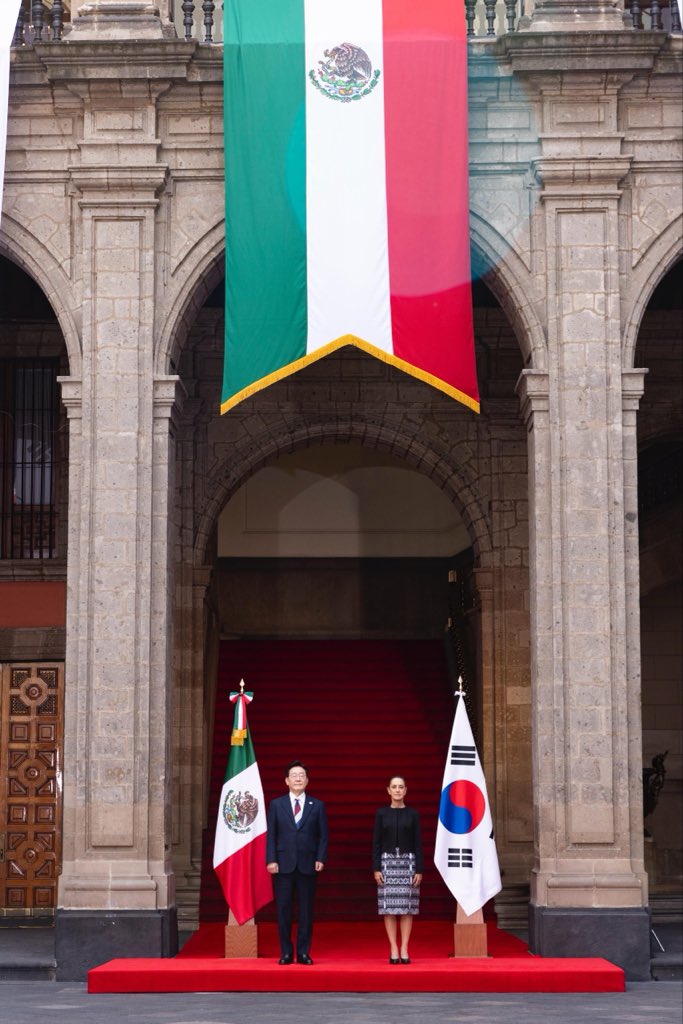 r_velascoa's tweet photo. Acompañamos a la presidenta @Claudiashein en el encuentro que sostuvo con su homólogo de la República de Corea, @Jaemyung_Lee,   gabinete y su comitiva gubernamental y empresarial. En este contexto, firmé junto al canciller Cho Hyun, dos Memorandos de Entendimiento: uno sobre un programa de becas de posgrado e intercambio académico, y otro sobre el Foro Corea-México sobre Cooperación Internacional para el Desarrollo.

Exitoso encuentro entre nuestros líderes que nos permite construir nuevas alianzas, ampliar nuestra competitividad y generar prosperidad compartida para nuestros pueblos.

🇲🇽🇰🇷