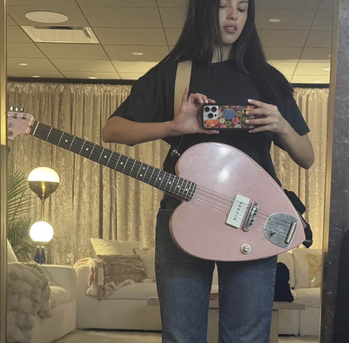 grcelivia's tweet photo. THE FUCKING HEART GUITAR ARE WE KIDDING https://t.co/ywswuMG7yZ