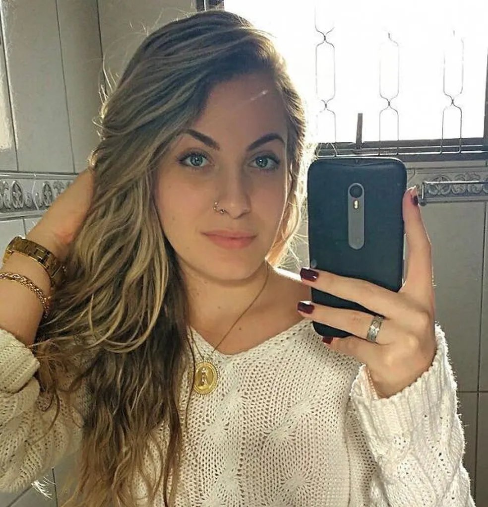 cafeccrime's tweet photo. NESSA MESMA DATA HÁ 7 ANOS: Em 24 de setembro de 2019, Mariana Bazza, de 19 anos, saiu da academia que frequentava, em Bariri (SP), e encontrou o pneu do carro furado. Ela aceitou a ajuda de um homem que parecia querer solicito e insistente. Pouco depois, a jovem desapareceu. 
🧵 https://t.co/lX7458NfqC