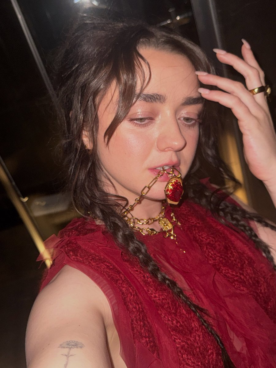 CPhsycic's tweet photo. Maisie Williams × Vogue World Milan ❤️ https://t.co/wgs8H3HTRl