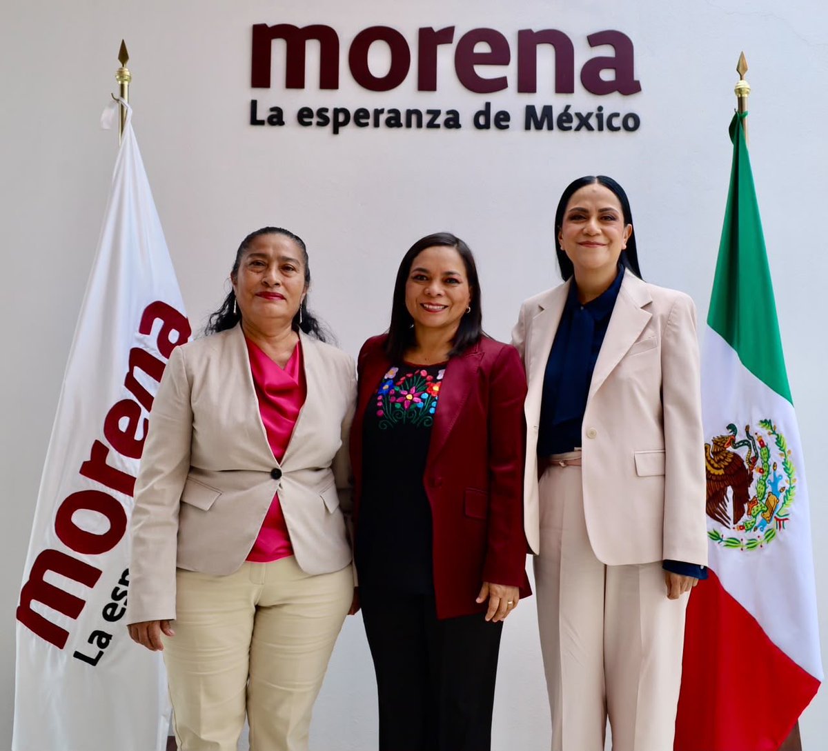 A_MontielR's tweet photo. Me dio mucho gusto conversar con las compañeras @Beatriz_Mojica, coordinadora de Defensa de la Transformación y la Soberanía Nacional en #Guerrero, y nuestra querida @AbelinaLopezR. 

Reconocemos el trabajo y compromiso de todas y todos quienes construimos este movimiento. 

La unidad es y seguirá siendo nuestro camino. 

#UnidosPorLaTransformación
