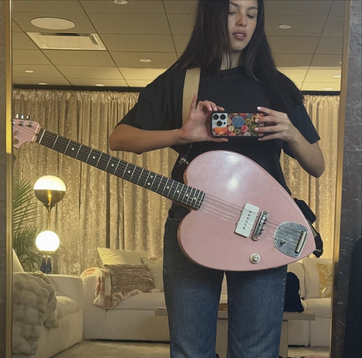 oliviarodrbr's tweet photo. ANSIOSA! Olivia Rodrigo via Instagram.  🩷 https://t.co/uOzbIhyIxP