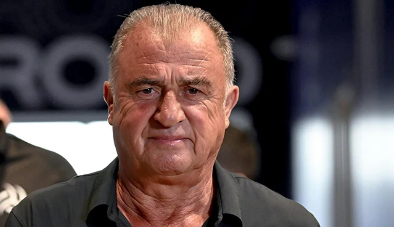 kimdir_nedir67's tweet photo. Fatih Terim, sigara alışkanlığını bir doktorun tek cümlesiyle nasıl bıraktığını anlattı:
-“2008 Avrupa üçüncülüğünden döndük.”
-“Gribal bir durumum var, Bakırköy’de bir hastaneye gittim.”
-“Nöbetçi bir hanımefendi doktor vardı.”
-‘Hocam madem geldiniz bir dinleyeyim sizi, gömleğinizi çıkarır mısınız?’ dedi.”
-“Ben gömleği çıkarırken cebimden sigara, çakmak, makas hepsi yere düştü.”
-“Ben yerde onları toplarken doktor hanım dedi ki: ‘Ya hocam, bir ülkeyle başa çıkacak iradeniz var, bununla mı başa çıkamıyorsunuz?’”
-“Ben daha doğrulmadım, o vaziyette hepsini topladım, getirdim masaya koydum.”
-“‘Peki hocam, ben de burada bırakıyorum’ dedim.”
-“Geçti aşağı yukarı 18-19 sene.”
-“Bilsem hiç başlamazdım, bir tane daha ağzıma koymadım.”
-“Yemeğin tadını anlıyorum artık, koku müthiş, uyku çok önemli...”
-“Hakikaten hiç yaşamamışız ya.”
-“O mu bizi esir edecek?
Baho