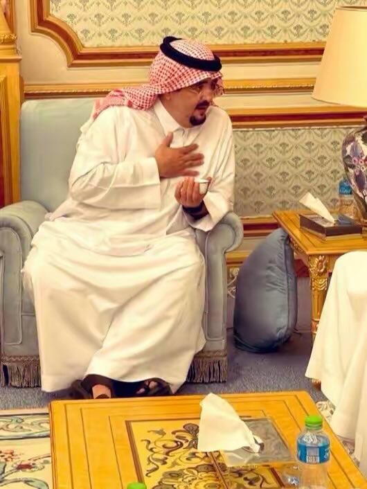 Alatwi_com's tweet photo. @C_K مالنا بعد الله غيرك  نخيتك  
وهذا من طبعك وحنا من ربعك
#عبدالعزيز_بن_فهد https://t.co/GQ0uwrHZlO