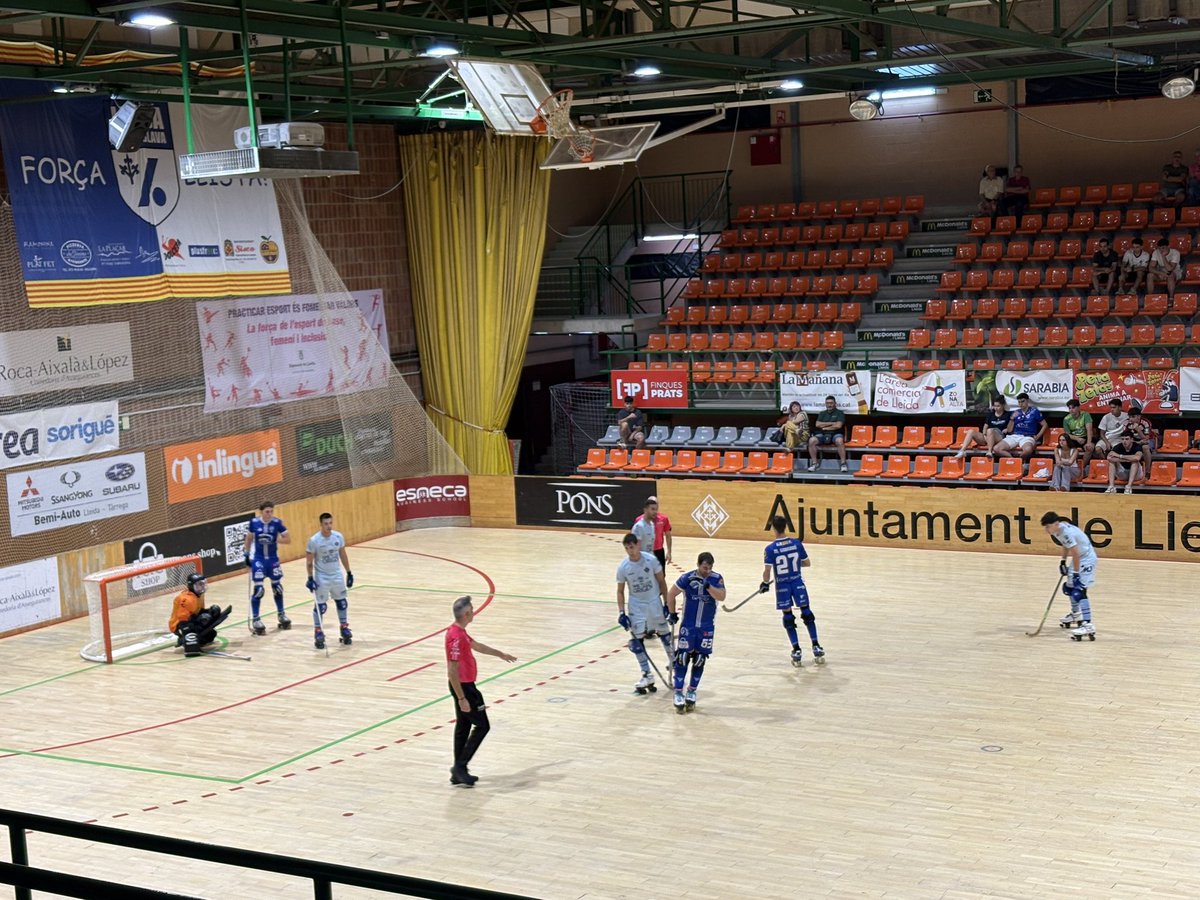 XavierEstradaF1's tweet photo. Primer partit oficial del Pons Lleida @LleidaLlista aquesta temporada. Victòria per 4–1 davant el Vilafranca @CPVilafranca i una bona manera de començar l’any del 75è aniversari! 🏑💙🤍 https://t.co/WxyCwHhwxa