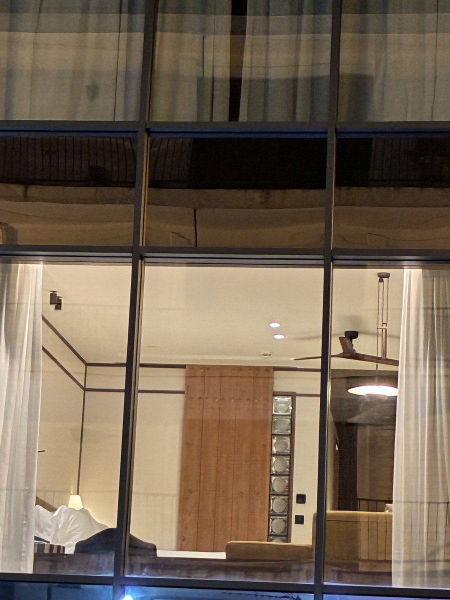 jmmmoyag's tweet photo. Es acojonante. Habitaciones a pie de calle con cristalera diáfana, como si fueran escaparates. El nuevo hotel 5 estrellas gran lujo de la Plaza de la Concordia. @SevillaSeMuere https://t.co/hMfIRIefkY