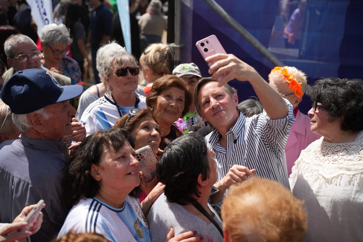 jaimemendezh's tweet photo. DIA DEL ADULTO MAYOR 

Durante todo el año tratamos de estar cerca de nuestros adultos mayores. Es muy importante acompañarlos y que puedan tener la mayor cantidad de actividades posible.

Hoy, como todos los años, celebramos su día. Una buena excusa para encontrarnos y disfrutar juntos de la vida en San Miguel.