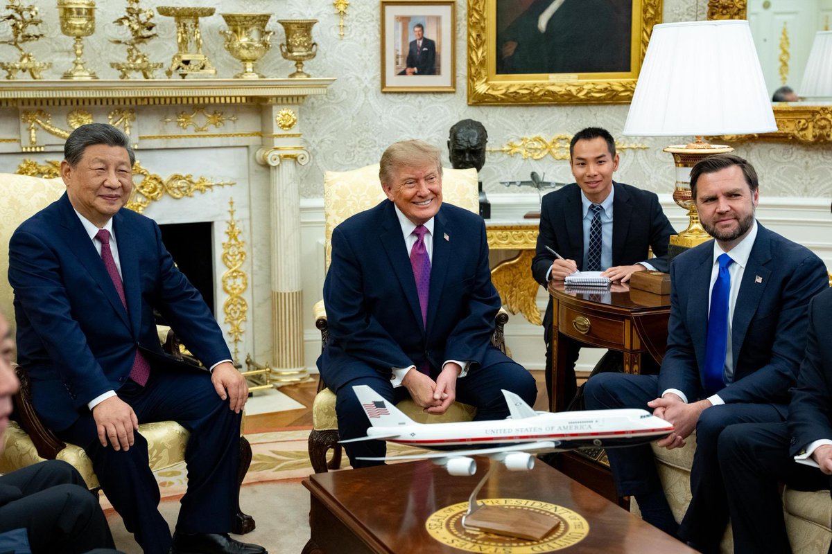 VP's tweet photo. 📸Vice President Vance and @POTUS greet President Xi and the Chinese delegation at the White House. https://t.co/aheZ0ZdFOp