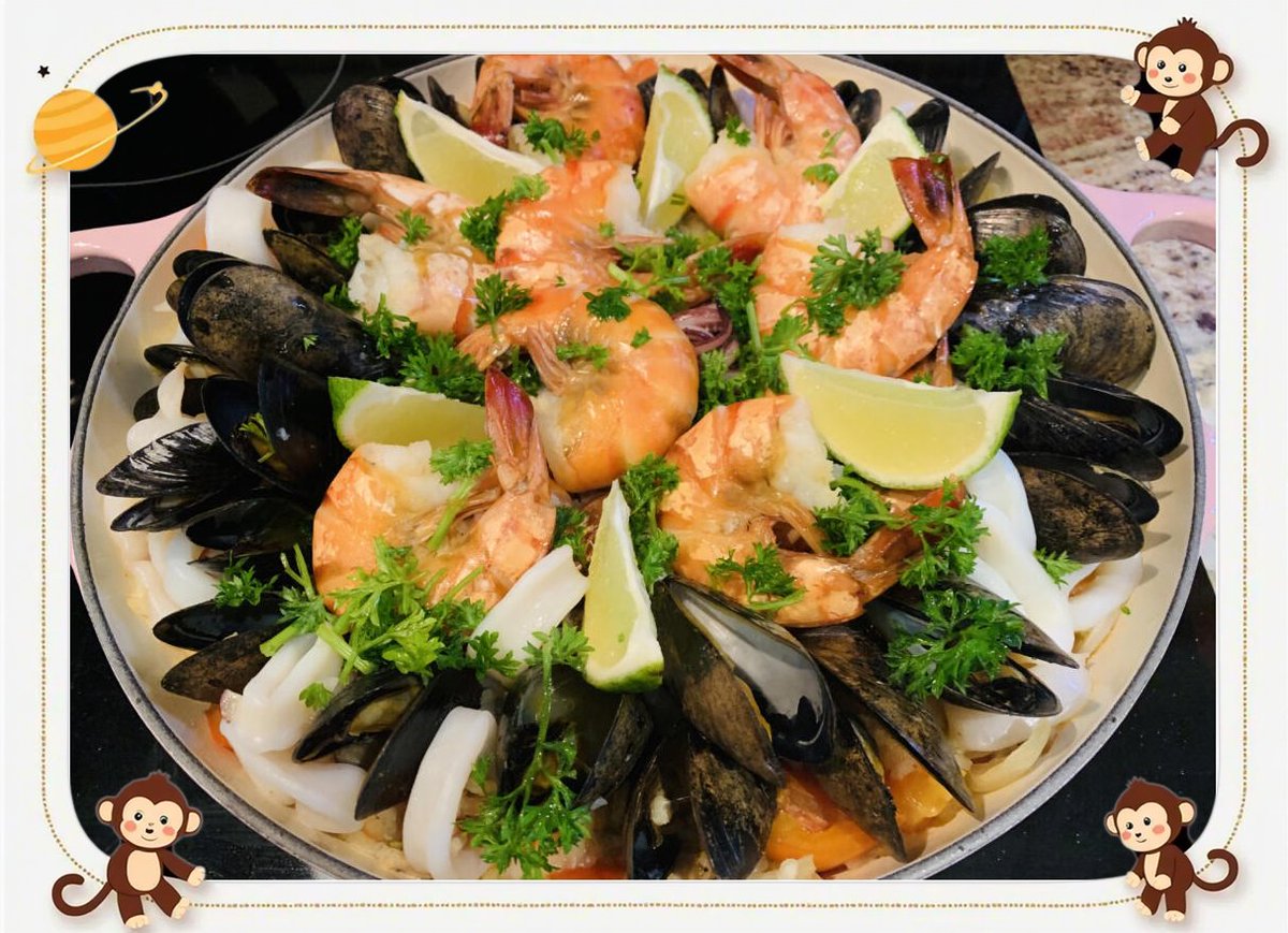PhyliciaMudger's tweet photo. Un plato de paella valenciana con azafrán, mariscos frescos y un toque de limón! Sabor auténtico de Espaa que te transporta directamente a la costa mediterránea. https://t.co/7qwXwUn9J6