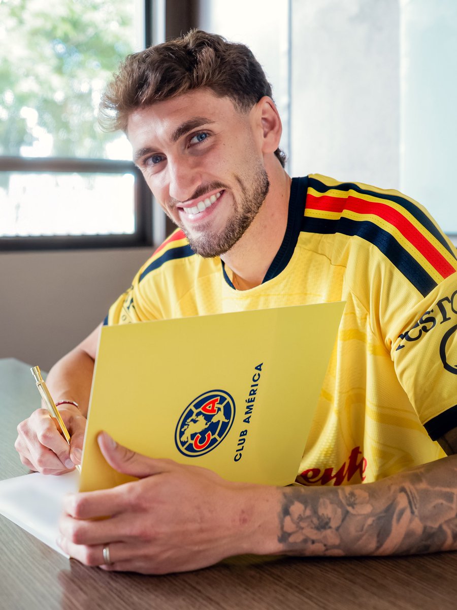 ClubAmerica's tweet photo. Oficialmente listos, convertidos en Águilas y con ganas de dejarlo todo en la cancha. ¿No es así, Santiagos? 💪😁

¡Venga! De aquí en adelante, JUNTOS. 🦅 https://t.co/3ZH5WdNsxa