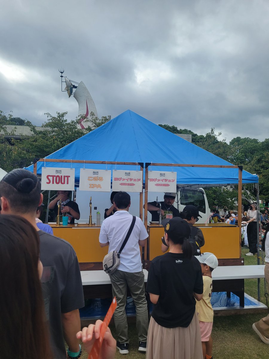 fireblade_708's tweet photo. おはようございます。
先日、行われた
箕面ビール感謝祭
(このイベントは終了しました)

盛況ですごい人でした。
前売り券を買うか迷いましたが
当日券に。
予約した人がスイスイと入って行く中、お外で入場を待っていました。
屋外開催ですから予約していた人もお外なのですが💦

このイベ、よかった https://t.co/QSBr6HECMj