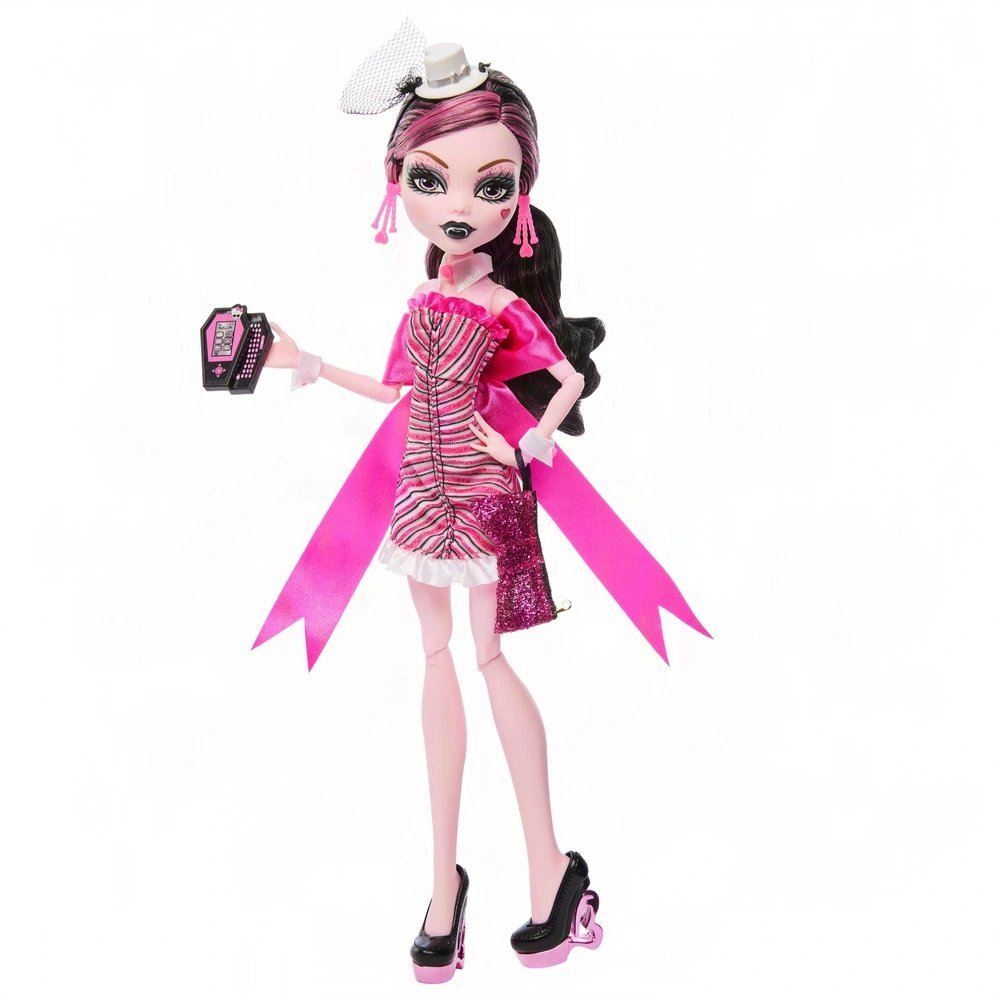 ghoulia_news's tweet photo. QUEM GARANTIR ESSA VAI TER DINHEIRO PRO RESTO DA VIDA!
Fotos de estoque da Draculaura na Creeproduction da linha "Dawn of the Dance" da G1 de Monster High!
A linha completa será lançada oficialmente em 1° de Outubro por $32,40 dolares!
Vai investir nela? https://t.co/yZ4FAa2XUX