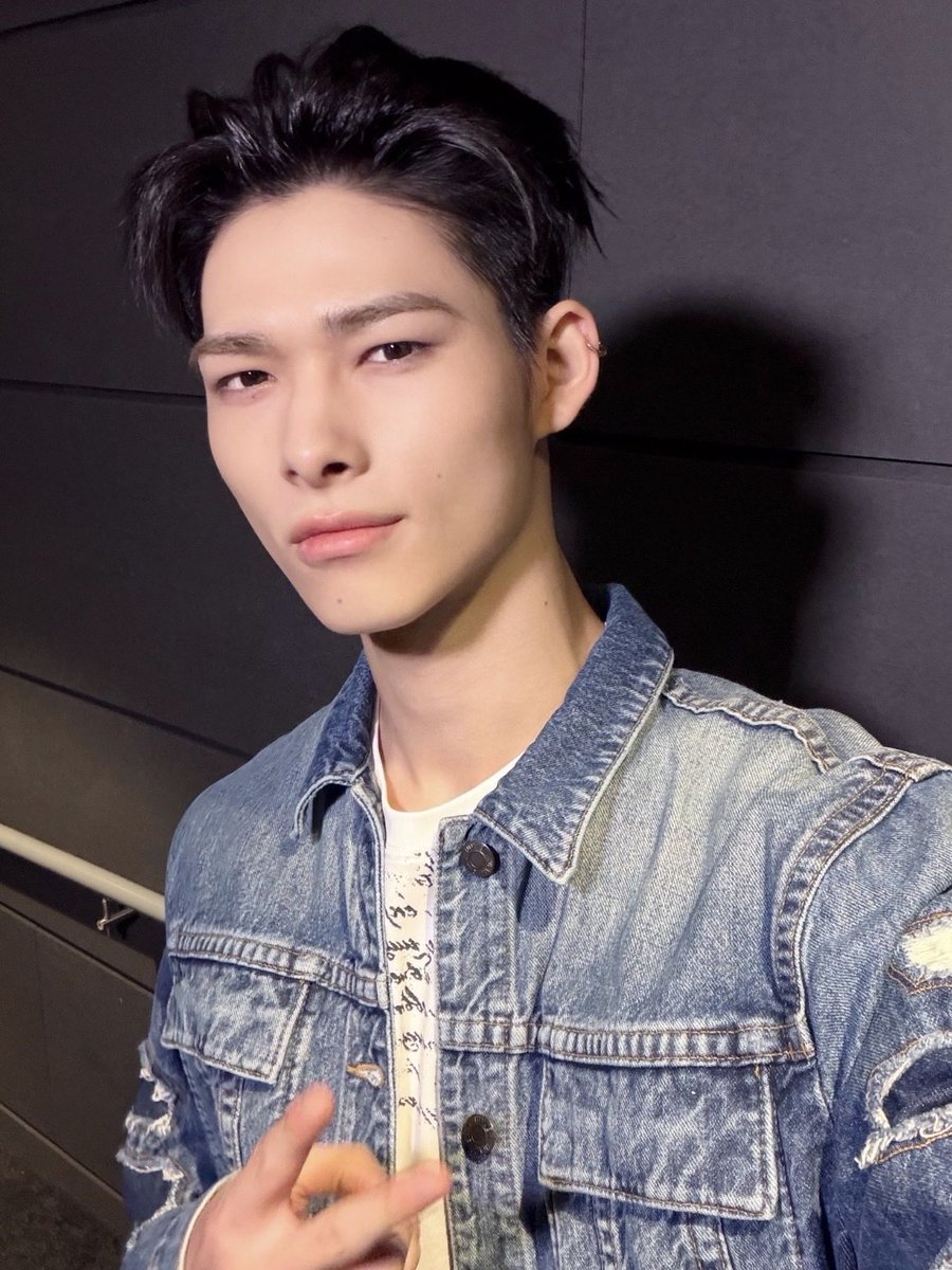 nikrangangels's tweet photo. oh mygosh hello hihi i love you i love you mwahmwah i was hungry now im full thank you https://t.co/OF3StutfWa