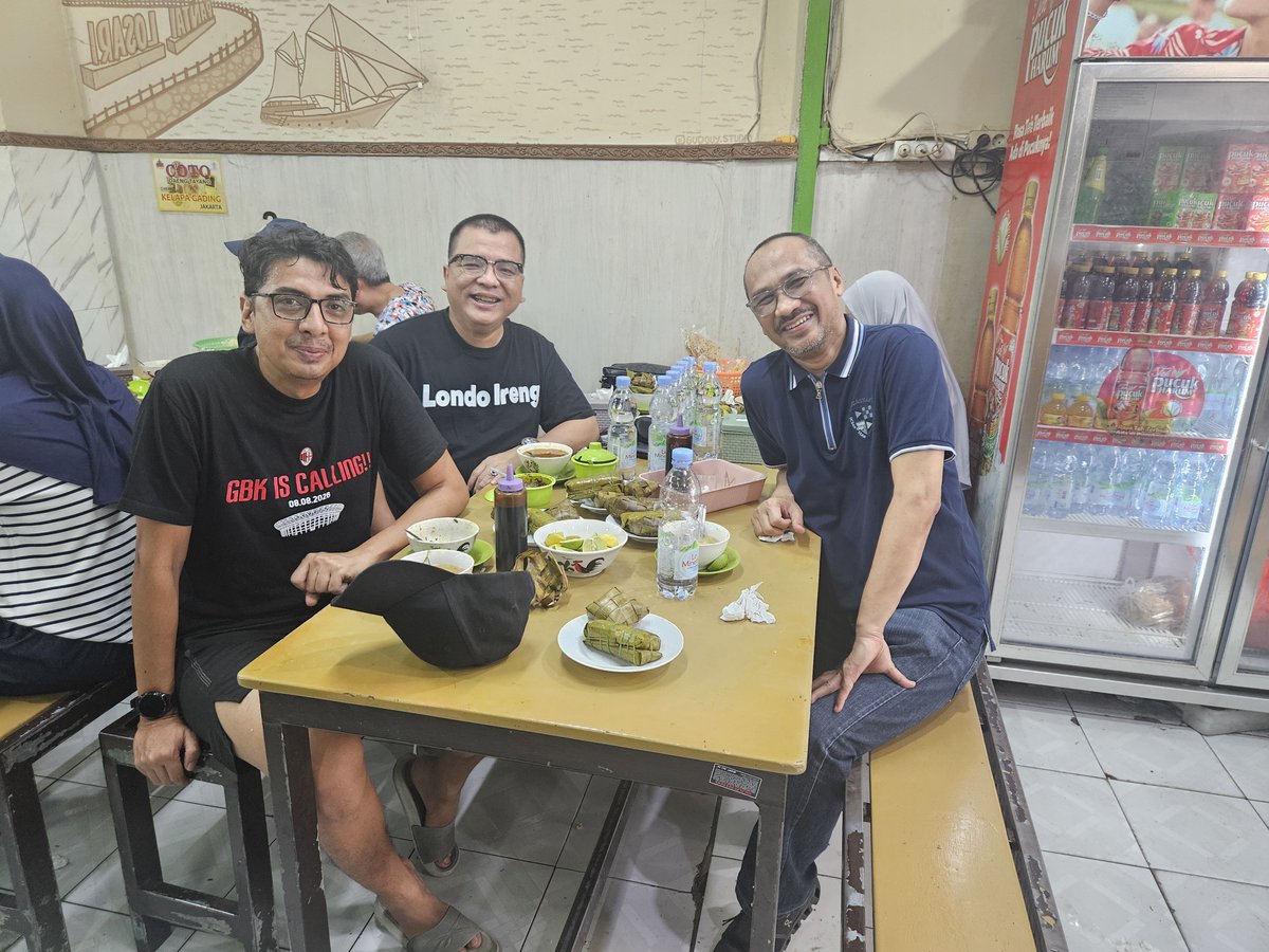 dennyindrayana's tweet photo. Jumat berkah. Di Makasar. Break dulu sidang Gibran. Pertemuan para "Londo Ireng" dengan Ketua KPK Abraham Samad dan Presiden Bayangan Zainal "Ucenk" Mochtar, sambil menyantap Coto Makasar. Coba tebak, apa yang kami diskusikan? Yang menang dapat hadiah sayembara hehehehe.... 🙏😇😅