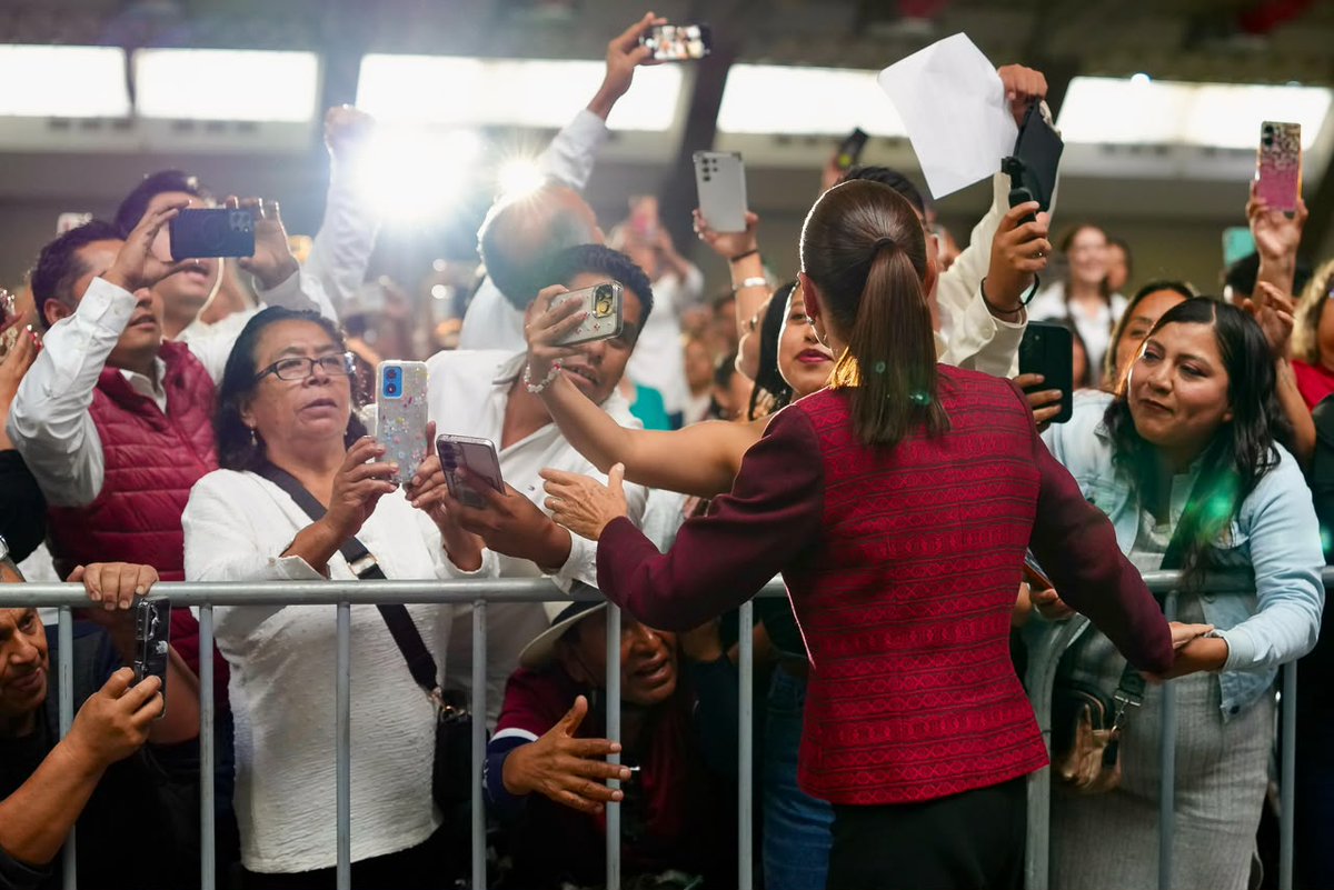 Gob_Puebla's tweet photo. 🇲🇽 Puebla va por más.

En la Asamblea Informativa #HonestidadYResultados, acompañamos a la presidenta @Claudiashein para compartir los avances y proyectos destinados a nuestro estado.

Carreteras, agua, vivienda, educación, campo y electromovilidad forman parte del trabajo coordinado con el Gobierno de México.

#PorAmorAPuebla #TransformarEnGrande