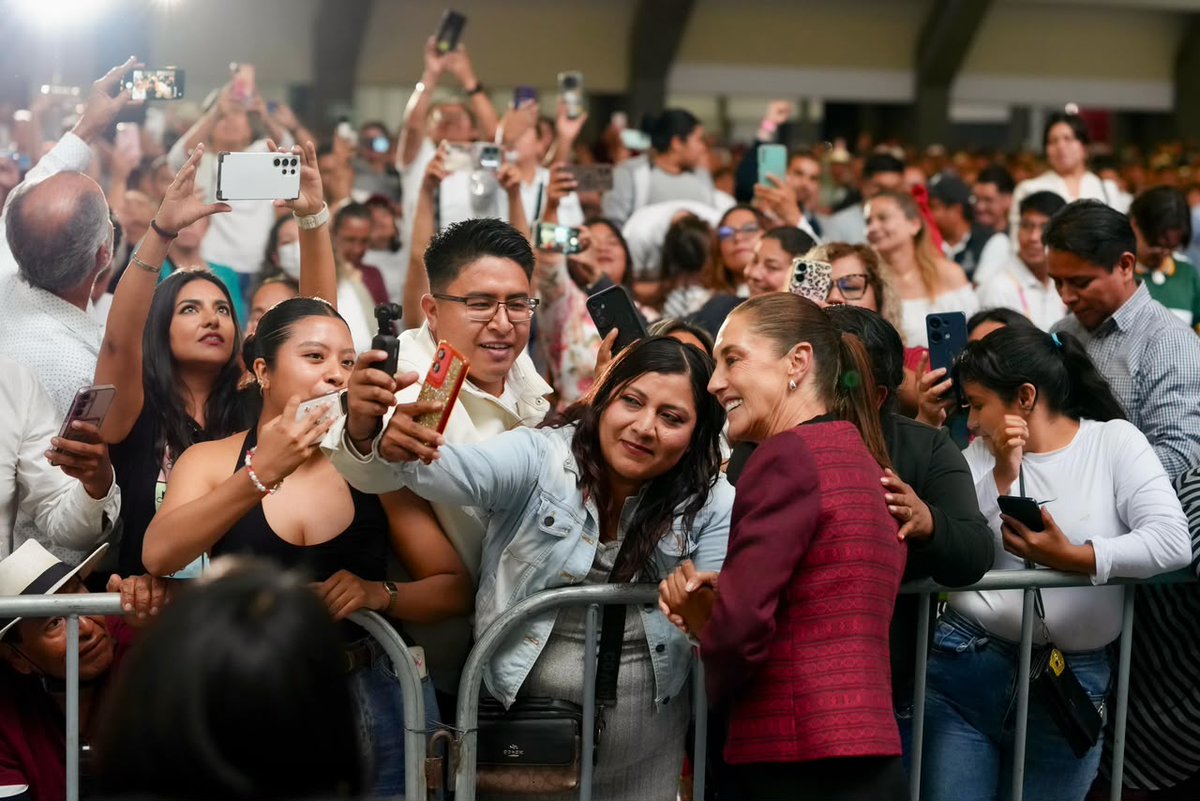 Gob_Puebla's tweet photo. 🇲🇽 Puebla va por más.

En la Asamblea Informativa #HonestidadYResultados, acompañamos a la presidenta @Claudiashein para compartir los avances y proyectos destinados a nuestro estado.

Carreteras, agua, vivienda, educación, campo y electromovilidad forman parte del trabajo coordinado con el Gobierno de México.

#PorAmorAPuebla #TransformarEnGrande