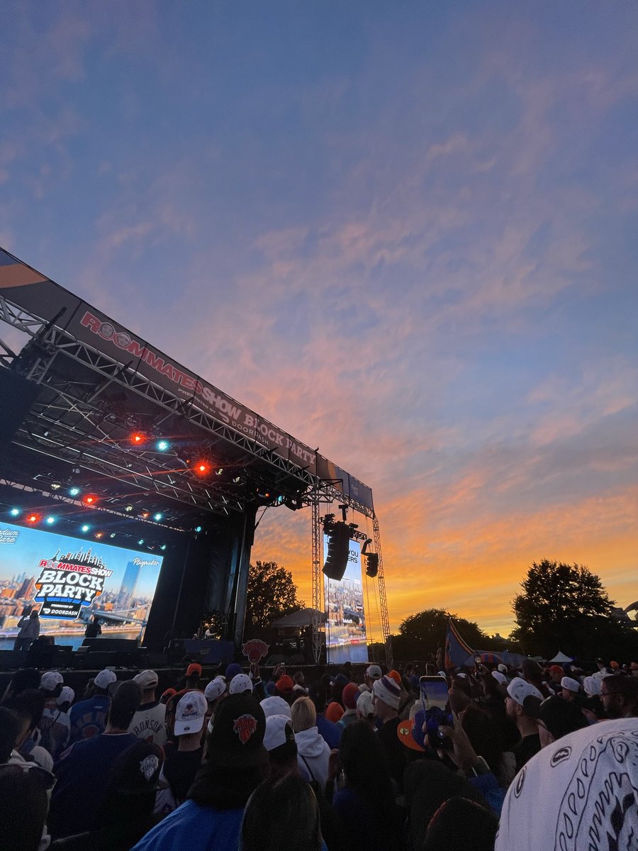 NYKFiles's tweet photo. Scenes from the @Roommates__Show on Randall’s island tonight https://t.co/HQJwd6rYPu
