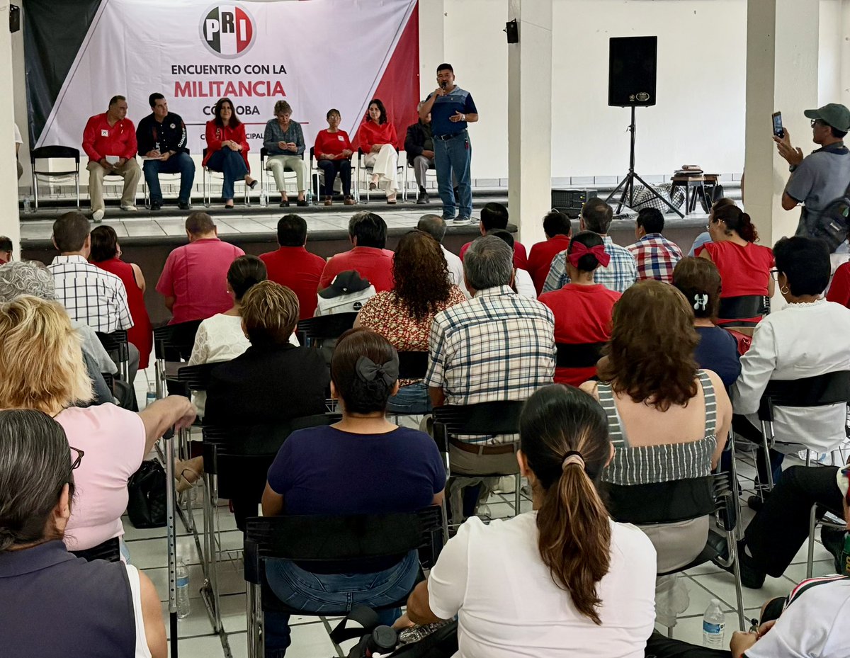 PRIVeracruz_'s tweet photo. ✅Adolfo Ramirez Arana y Carolina Gudiño Corro, líderes del PRI Veracruz, acompañados de la dirigencia municipal del PRI en #Córdoba, que encabezan Martín Merino, Presidente, y Minerva Soto, Secretaria General, realizaron la toma de protesta de los integrantes de este  comité. 

 ✅Estamos seguros de que quienes hoy tomaron protesta, trabajarán con responsabilidad, compromiso y cercanía con la ciudadanía, fortaleciendo la presencia del PRI en Córdoba y en todo el distrito. 

✅En unidad, seguiremos construyendo un partido organizado, activo y preparado para enfrentar los retos que vienen. 

@PRI_Nacional @alitomorenoc  @caroviggiano @AdolfoRamirezA5 @CarolinaGudio16 @Jorge_Meade