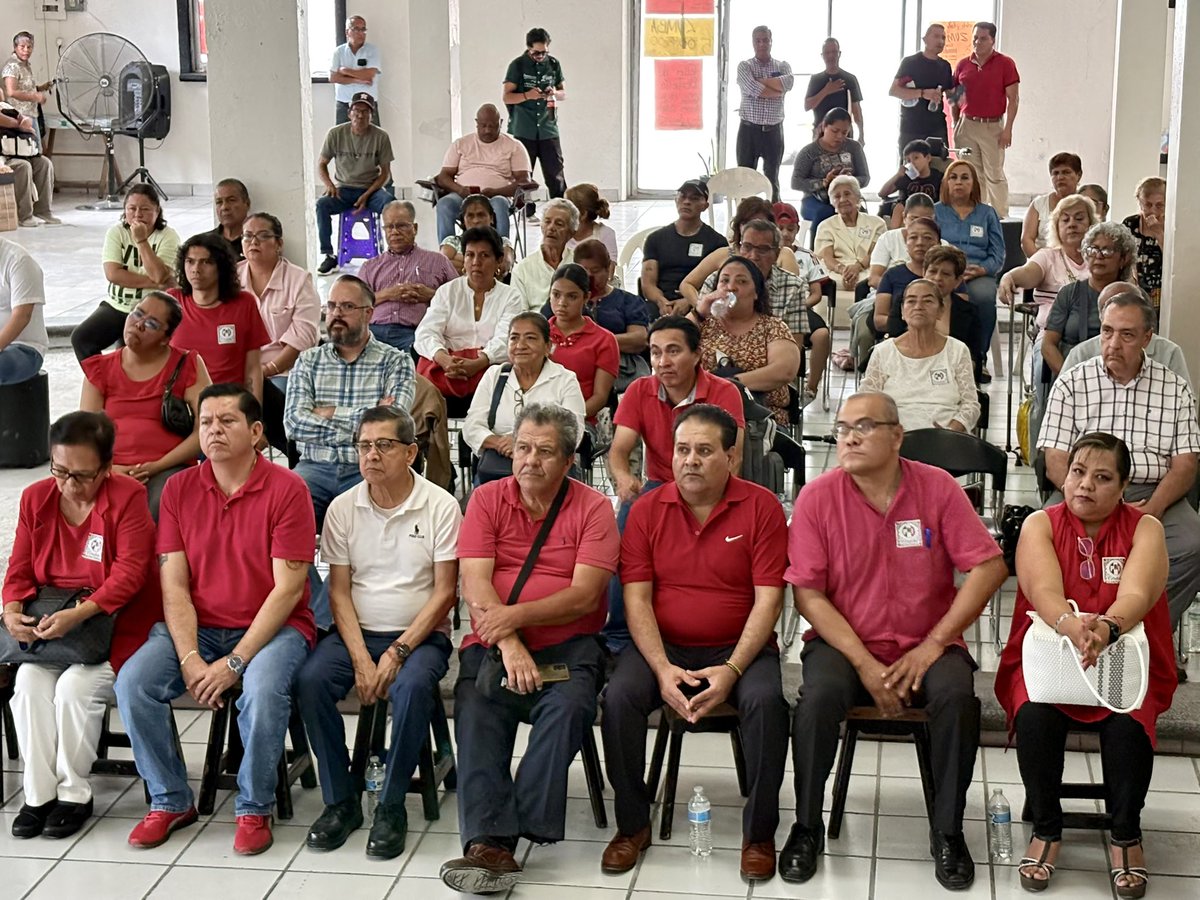 PRIVeracruz_'s tweet photo. ✅Adolfo Ramirez Arana y Carolina Gudiño Corro, líderes del PRI Veracruz, acompañados de la dirigencia municipal del PRI en #Córdoba, que encabezan Martín Merino, Presidente, y Minerva Soto, Secretaria General, realizaron la toma de protesta de los integrantes de este  comité. 

 ✅Estamos seguros de que quienes hoy tomaron protesta, trabajarán con responsabilidad, compromiso y cercanía con la ciudadanía, fortaleciendo la presencia del PRI en Córdoba y en todo el distrito. 

✅En unidad, seguiremos construyendo un partido organizado, activo y preparado para enfrentar los retos que vienen. 

@PRI_Nacional @alitomorenoc  @caroviggiano @AdolfoRamirezA5 @CarolinaGudio16 @Jorge_Meade