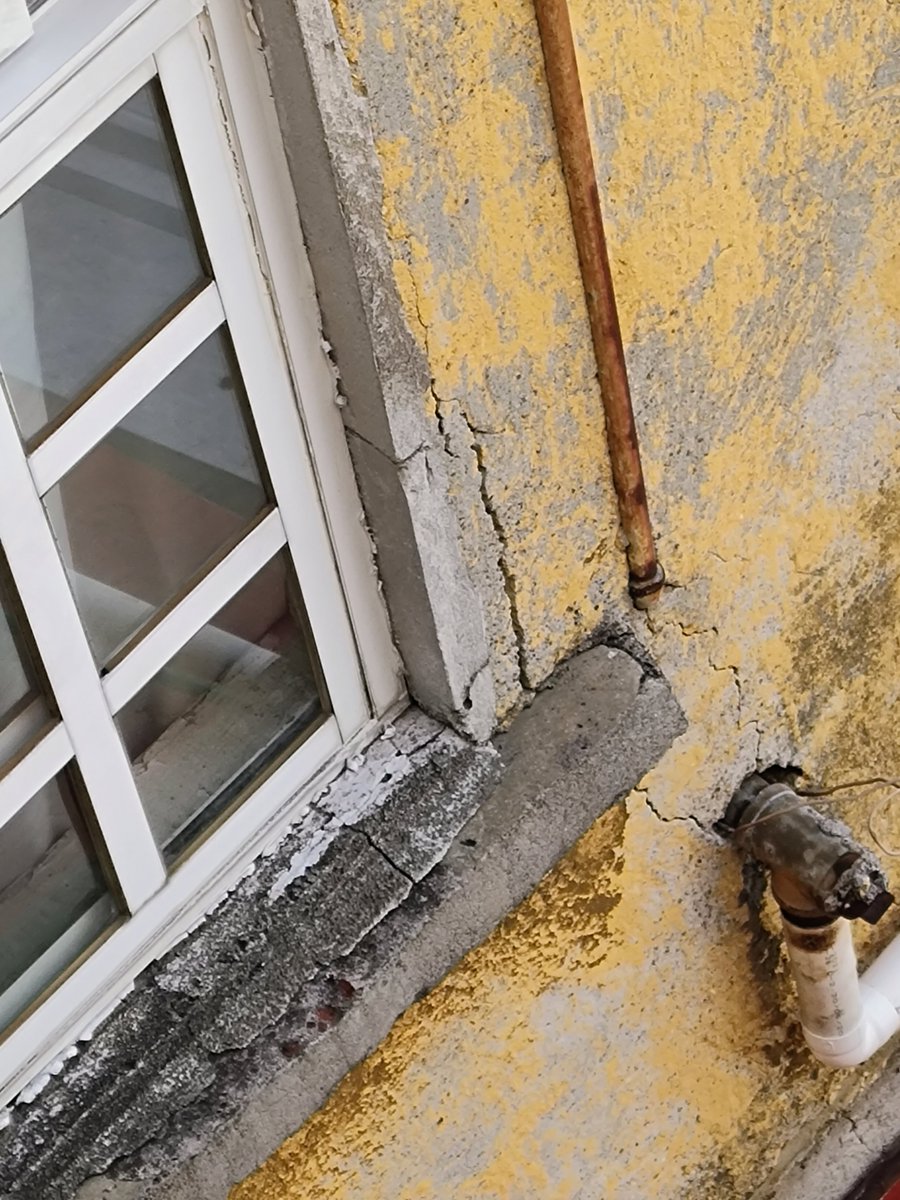 marisel_ramis's tweet photo. @mauriciotabe Seguimos esperando que clausuren la obra ilegal que he denunciado durante 2 meses, la señora ya hasta terminó de construir. hoy y ayer sigue tirando más paredes poniendo en mayor riesgo el edificio. 
Haga cumplir la ley, ella dice que los de la alcaldía no le pueden hacer nada https://t.co/OPiHCgjbbv