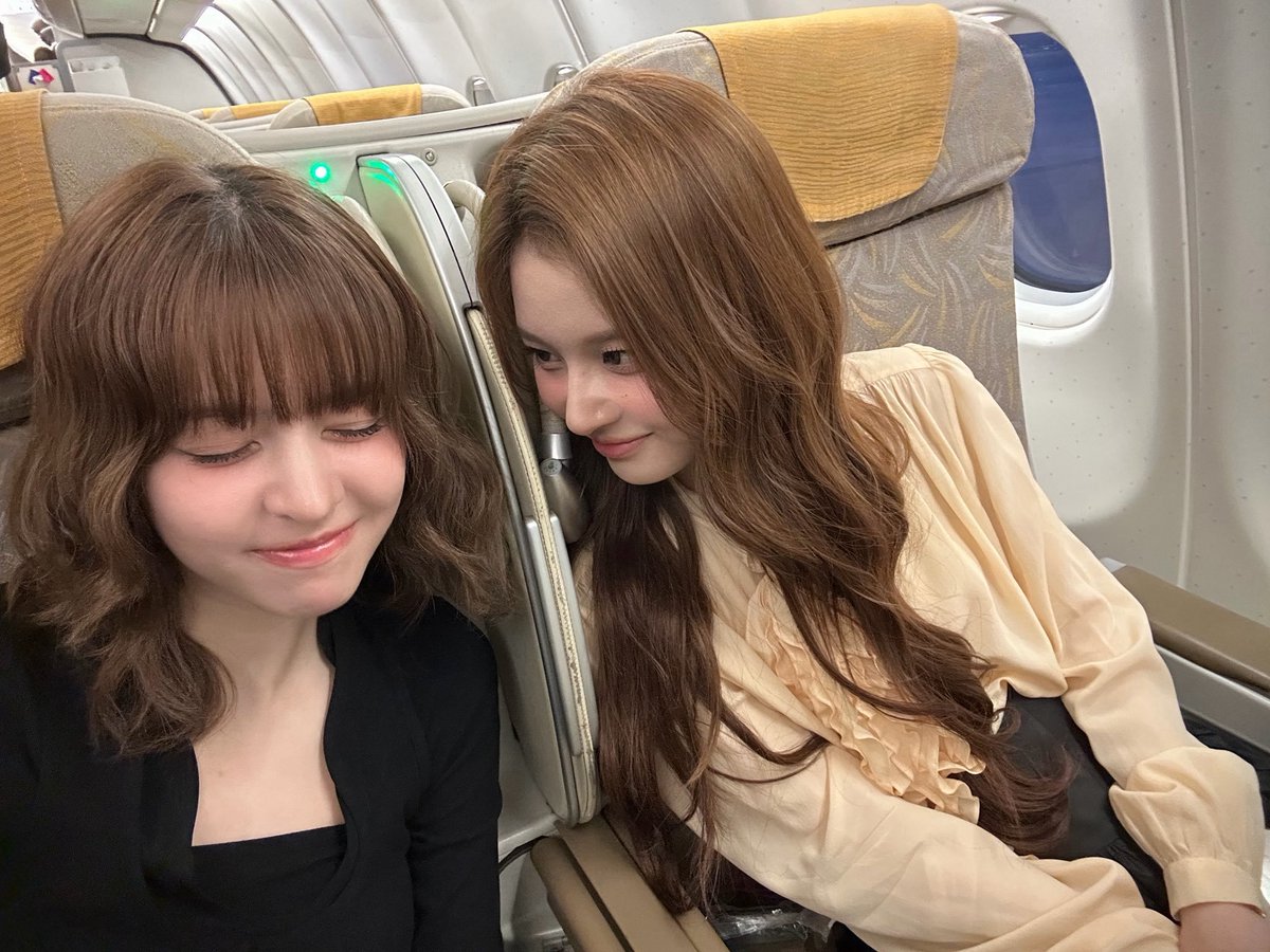 dwxay_lfg's tweet photo. 난 이렇게 윤아가 멤버 중 한명을 빤히 쳐다보는 구도가 좋드라
∵ 그 대상을 정말 귀엽게 보는 사랑의 눈빛이라서 https://t.co/oyDCmWK4q7