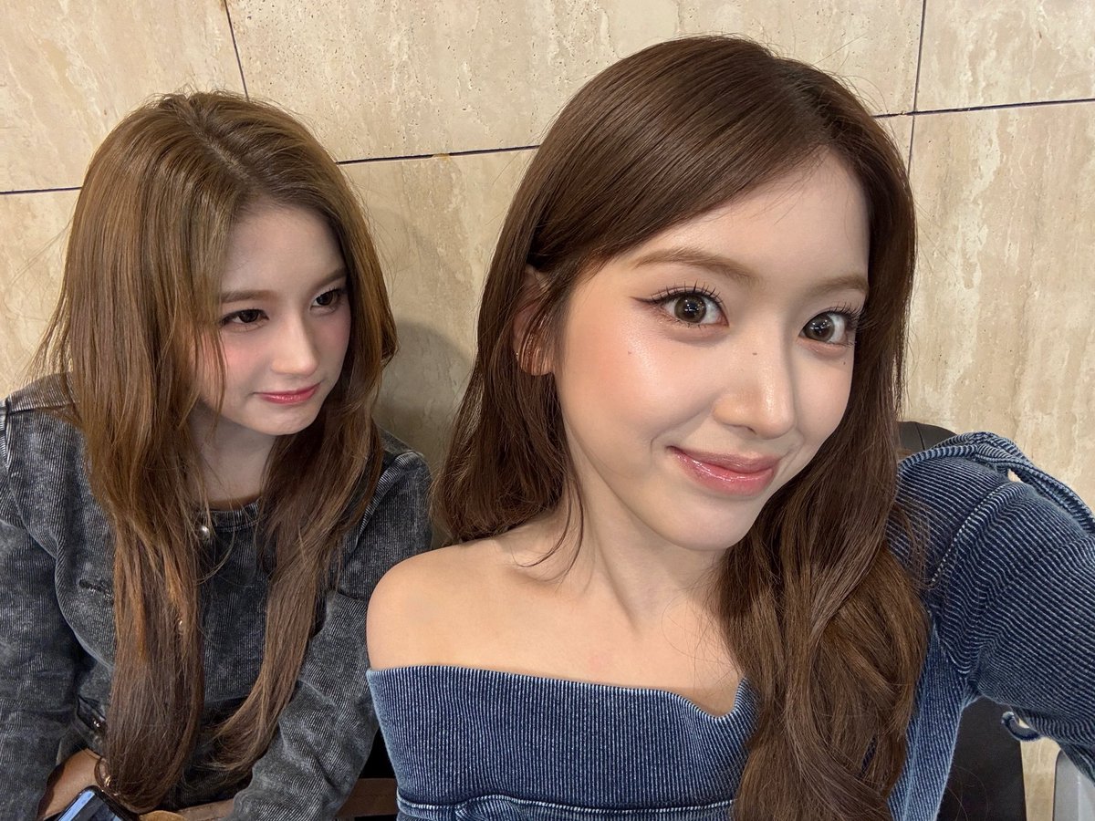 dwxay_lfg's tweet photo. 난 이렇게 윤아가 멤버 중 한명을 빤히 쳐다보는 구도가 좋드라
∵ 그 대상을 정말 귀엽게 보는 사랑의 눈빛이라서 https://t.co/oyDCmWK4q7