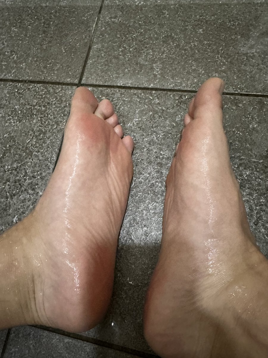moritk11's tweet photo. 最近真的好想被搔啊！😖
有沒有在北部的er 可以一起聊聊���～

附上自己的腳照🫣
#maletickling #malefeet #tickling #TK #搔癢 https://t.co/4mxA94zh6e