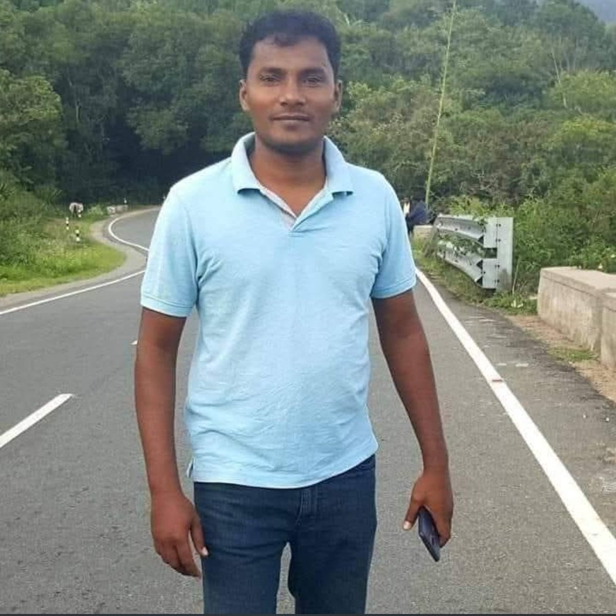 saraditoo7's tweet photo. வன்மையாகக் கண்டிக்கின்றோம்!

ஆளும் தவெக அரசுக்கு எதிராக யார் கருத்து தெரிவித்தாலும், அவர்களை உடனடியாகக் கைது செய்ய முற்பட்டு, அவர்களின் கருத்துச் சுதந்திரத்தின் குரல்வளையை நெரிக்கும் நடவடிக்கைகளை தொடர்ந்து மேற்கொண்டு வருவது வன்மையாகக் கண்டிக்கத்தக்கது.

கழகத்தின் ஆற்றல்மிகு செயல்வீரராகவும், தனது கருத்துகளை மிகுந்த தைரியத்துடன் சமூக வலைதளங்களில் பதிவு செய்து, ஆளுங்கட்சியின் அவலங்களை மக்கள் மன்றத்தில் தொடர்ந்து எடுத்துரைக்கும் கழகத்தின் போர்வாள், அன்புச் சகோதரர் @Dhanaakutty1   மீது வழக்குப் பதிவு செய்து, அவரைக் கைது செய்ய முற்பட்டதோடு மட்டுமல்லாமல், நேற்று இரவு முழுவதும் அவரது இல்லத்தில் விசாரணை என்ற பெயரில் அவரது குடும்பத்தினரையும் காவல்துறையினர் மிரட்டியதாகக் கூறப்படும் செயல் வன்மையாகக் கண்டிக்கத்தக்கது.

கருத்துச் சுதந்திரம் என்பது ஜனநாயகத்தின் அடிப்படை உரிமை. ஆட்சியின் செயல்பாடுகளை விமர்சிப்பது குற்றமல்ல. விமர்சனக் குரல்களை அடக்குவதன் மூலமாகவும், அச்சுறுத்தல்களின் மூலமாகவும் ஜனநாயகத்தின் குரலை ஒருபோதும் நசுக்கிவிட முடியாது.

கழகத்தின் செயல்வீரர்கள் மீதும், அவர்களது குடும்பத்தினர் மீதும் மேற்கொள்ளப்படும் இத்தகைய நடவடிக்கைகளை வன்மையாகக் கண்டிப்பதோடு, அன்புச் சகோதரருக்கு உரிய சட்டப் பாதுகாப்பும், நியாயமும் கிடைக்க கழகப் பொதுச் செயலாளர் @EPSTamilNadu  அவர்கள் என்றும் துணை நிற்பார்.

@satyenaiadmk
