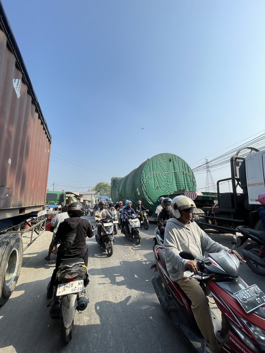dimanayaaaa__'s tweet photo. Pagi pagi udah bawa rudal iran aja, cidomba ampe depan yonif macet pollll wkwk https://t.co/ZfBq2W9o2y