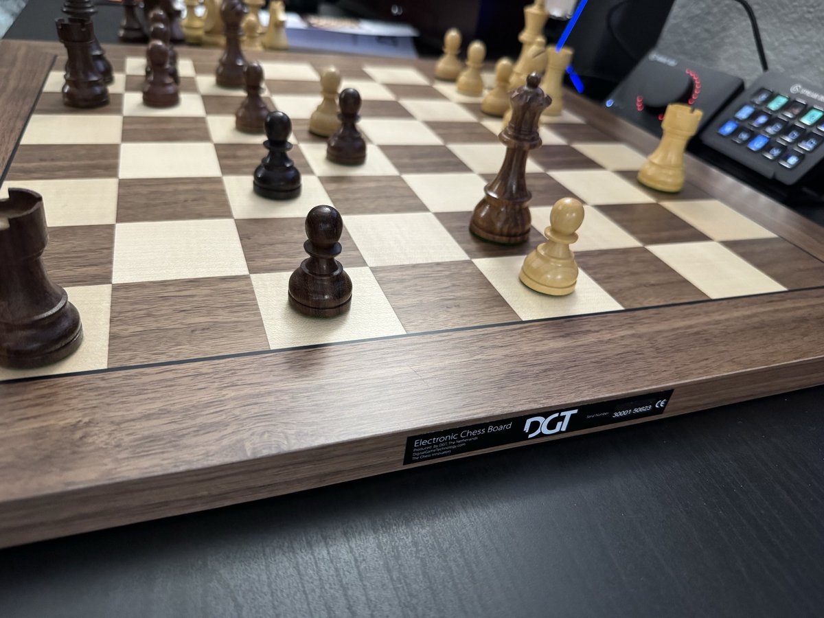rever3nce's tweet photo. This chess set is absolutely beautiful 🥶 https://t.co/2QXuuBXg5a