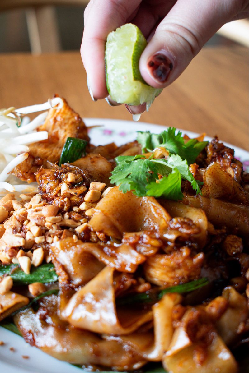simpangasia's tweet photo. Are you team extra lime or leave-it-alone? 🍋🟩🍜
#SimpangVenice #PadThai #ThaiFood #NoodleLovers #SoutheastAsianFood https://t.co/HgxwPn4EnO