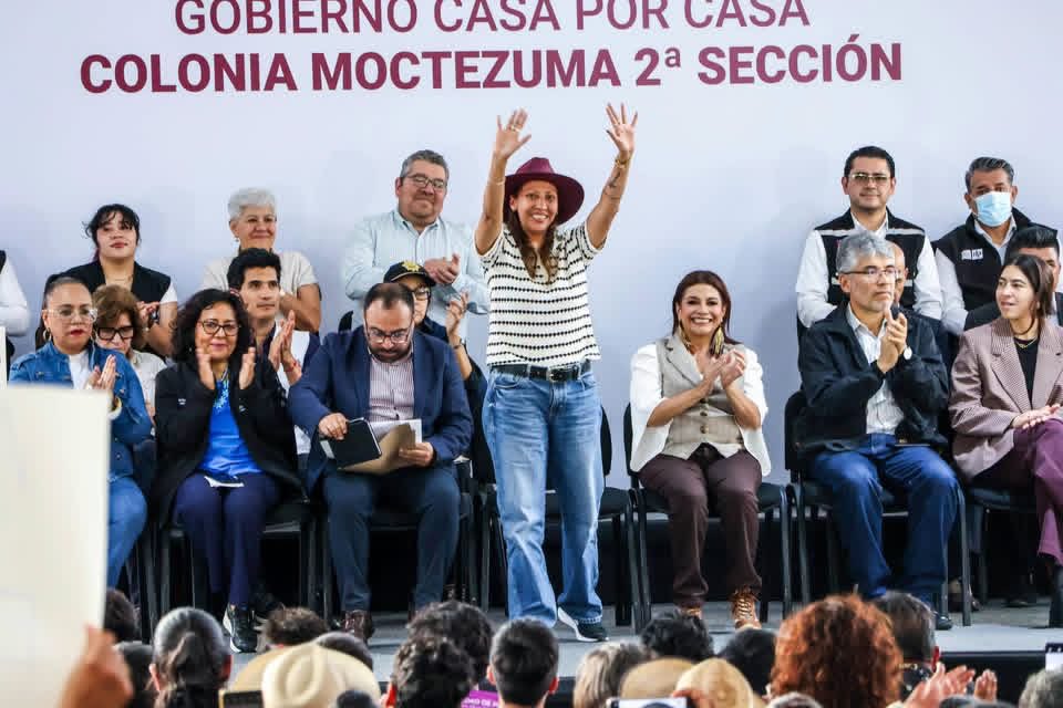 evelyn_parraA's tweet photo. 🏠✨ ¡El Gobierno de la Ciudad está en territorio!

Hoy, por instrucción de nuestra Jefa de Gobierno, Clara Brugada, el programa #GobiernoCasaPorCasa llegó a Moctezuma 2ª Sección para escuchar a vecinas y vecinos, atender sus necesidades y dar resultados. 🤝❤️

#VCarranza https://t.co/My9bCXZzEn