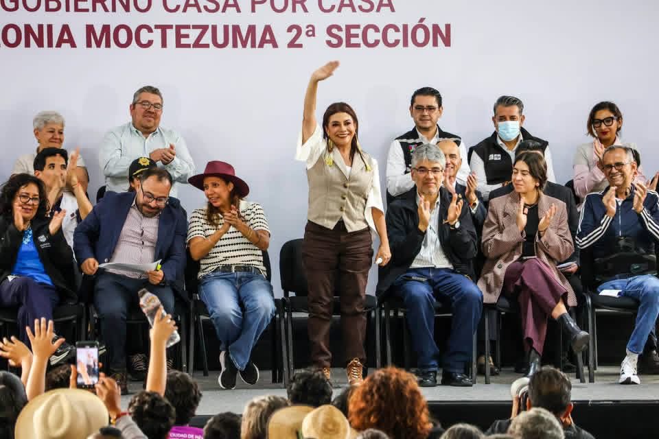 evelyn_parraA's tweet photo. 🏠✨ ¡El Gobierno de la Ciudad está en territorio!

Hoy, por instrucción de nuestra Jefa de Gobierno, Clara Brugada, el programa #GobiernoCasaPorCasa llegó a Moctezuma 2ª Sección para escuchar a vecinas y vecinos, atender sus necesidades y dar resultados. 🤝❤️

#VCarranza https://t.co/My9bCXZzEn