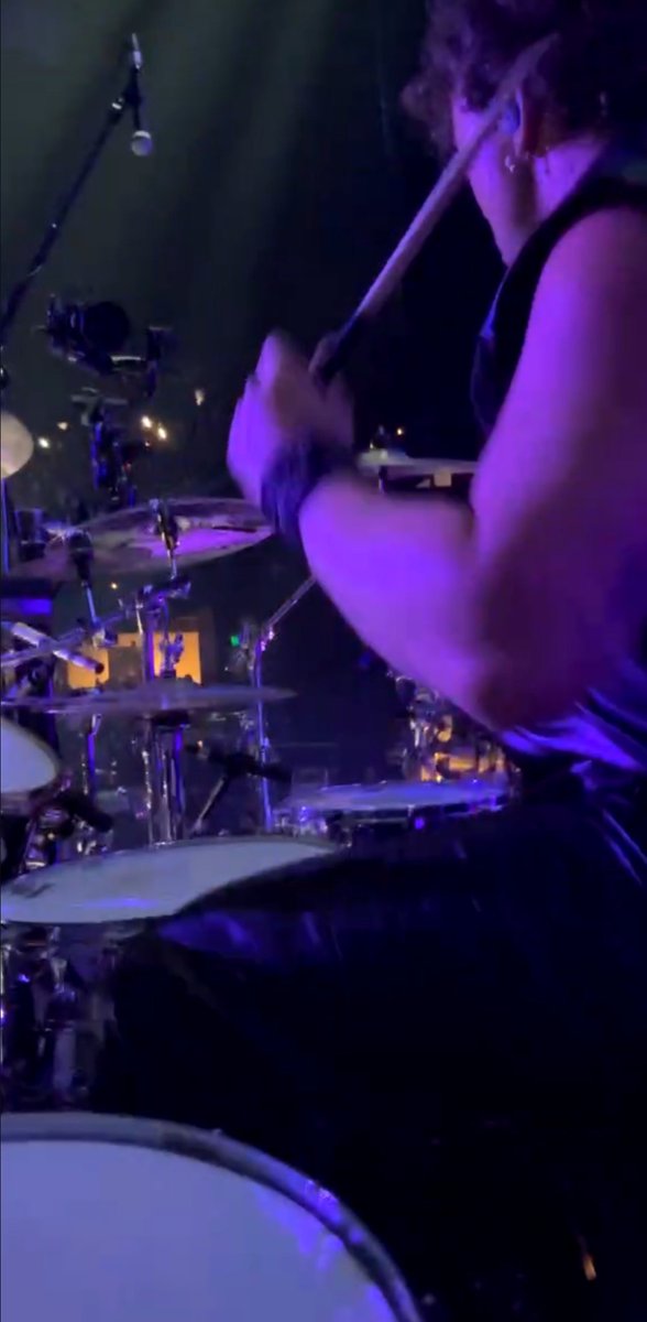 widhexo's tweet photo. Ashton is live on Instagram in the middle of a show??? https://t.co/KxKtYmh3Mo