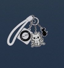 moontomeetyou's tweet photo. JUN’s digital EP ‘9’ comes with two covers, each with its own exclusive surprise! 

the exclusive NFC keychain you get with the limited 9-day gift package is a nine-tailed cat OMG 😭😭🖤 https://t.co/L0qBl8TnYz