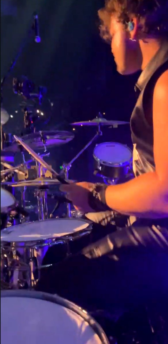 widhexo's tweet photo. Ashton is live on Instagram in the middle of a show??? https://t.co/KxKtYmh3Mo