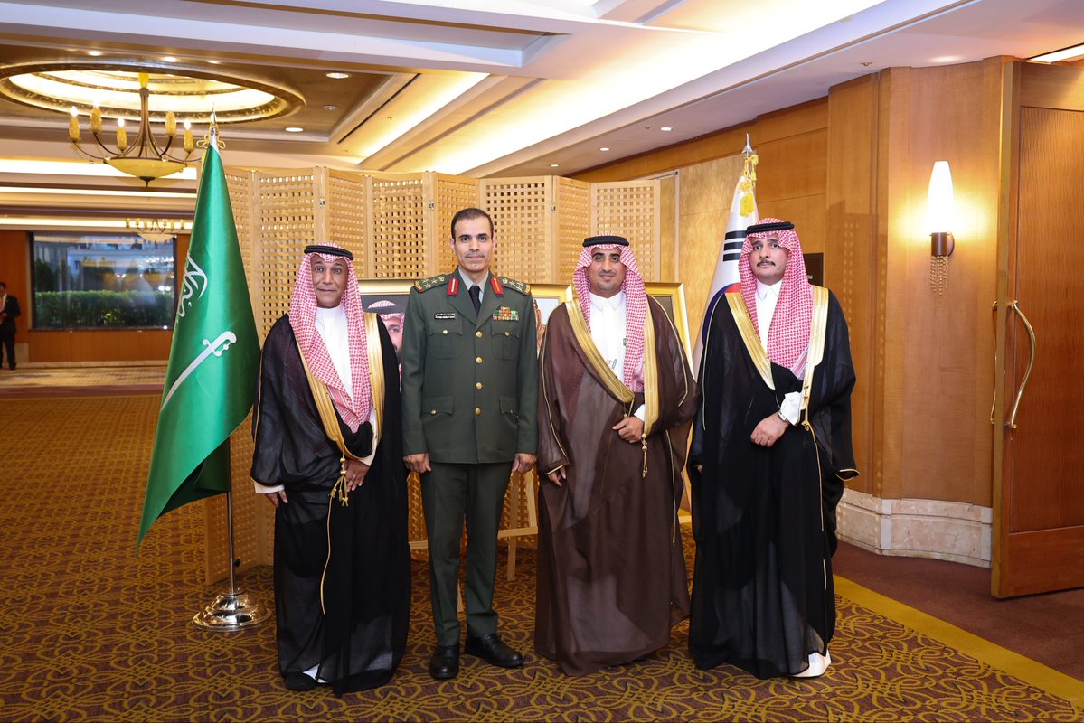 aalhaznawi's tweet photo. في #اليوم_الوطني_السعودي 

نرفع أسمى عبارات التهاني والتبريكات إلى مقام #خادم_الحرمين_الشريفين، وسمو #ولي_العهد حفظهما الله، والى الشعب السعودي العظيم، وطلابنا المبتعثين. 

ونفخر بوطن شُيّد مجده بالعزم، وترسخت مكانته بالإنجاز، ومضى بثبات نحو مستقبلٍ يليق بمكانته؛ وطنٌ جمع أصالة الماضي وطموح المستقبل، وحوّل الحلم إلى واقع، والآمال إلى إنجاز.

حفظ الله المملكة العربية السعودية 🇸🇦وادام عليها عزها وأمنها ورخاءها.

#اليوم_الوطني_السعودي
#عزّنا_بطبعنا 
#عزنا_برؤيتنا