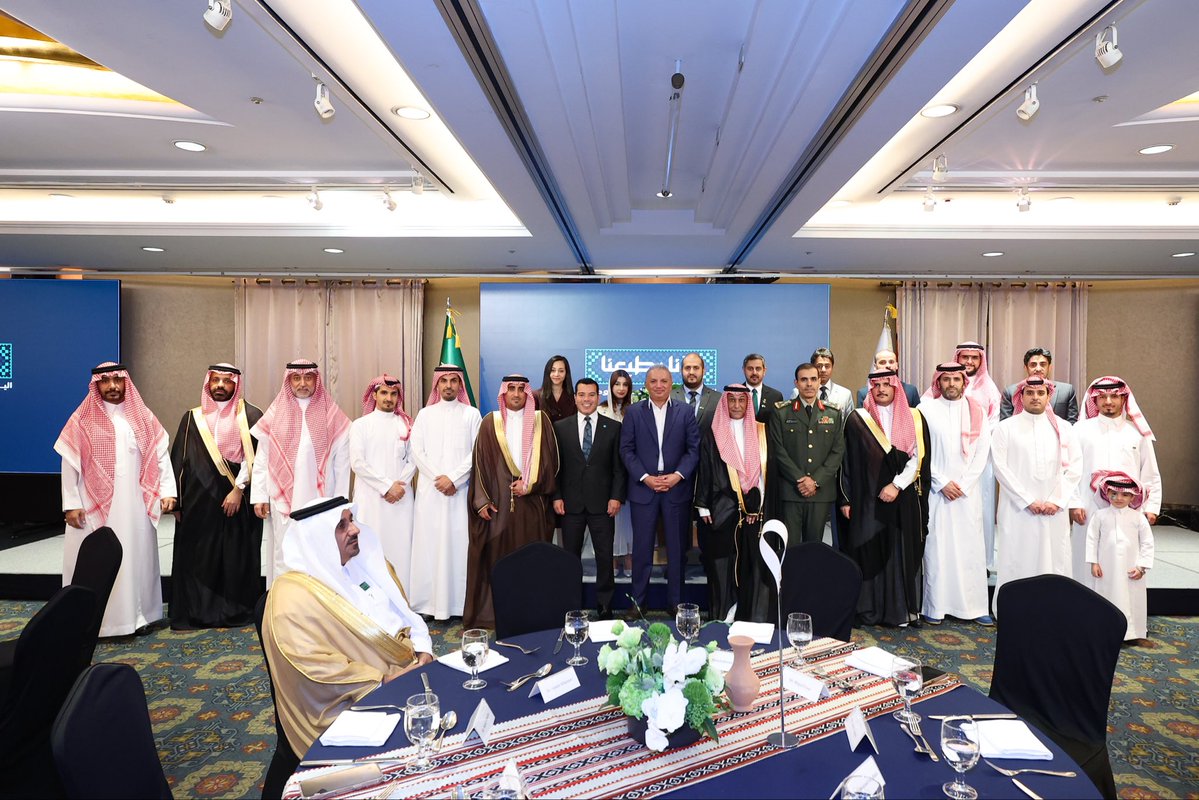 aalhaznawi's tweet photo. في #اليوم_الوطني_السعودي 

نرفع أسمى عبارات التهاني والتبريكات إلى مقام #خادم_الحرمين_الشريفين، وسمو #ولي_العهد حفظهما الله، والى الشعب السعودي العظيم، وطلابنا المبتعثين. 

ونفخر بوطن شُيّد مجده بالعزم، وترسخت مكانته بالإنجاز، ومضى بثبات نحو مستقبلٍ يليق بمكانته؛ وطنٌ جمع أصالة الماضي وطموح المستقبل، وحوّل الحلم إلى واقع، والآمال إلى إنجاز.

حفظ الله المملكة العربية السعودية 🇸🇦وادام عليها عزها وأمنها ورخاءها.

#اليوم_الوطني_السعودي
#عزّنا_بطبعنا 
#عزنا_برؤيتنا